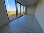 Module Préfabriqué de 13 m² – Bardage Bois, Toit Plat et Façade Vitrée – Image 3